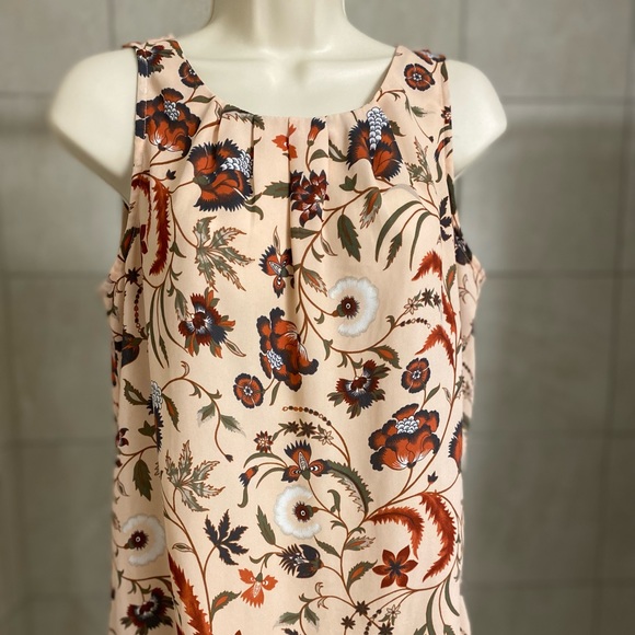 LOFT Tops - EUC LOFT Outlet sleeveless flowered shell with keyhole back, size MP